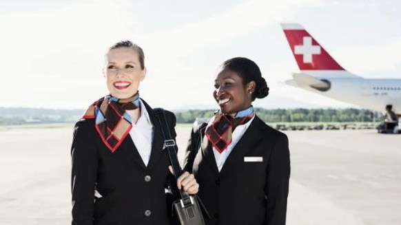 Swiss exige de ses hôtesses de l'air qu'elles portent du rouge à lèvres et qu'elles le paient de leur poche.