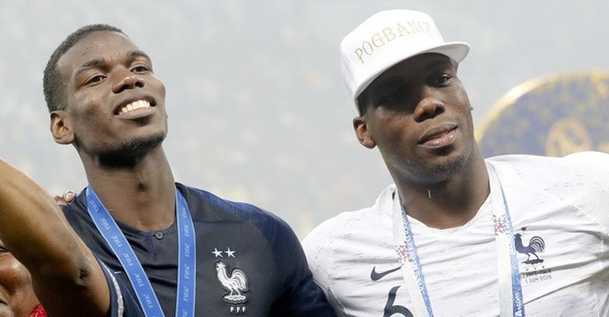 epa06893007 Paul Pogba (2R) of France and his brothers Florentin (L), Mathias (R) and their mother Yeo celebrate with the World Cup trophy after the FIFA World Cup 2018 final between France and Croati ...