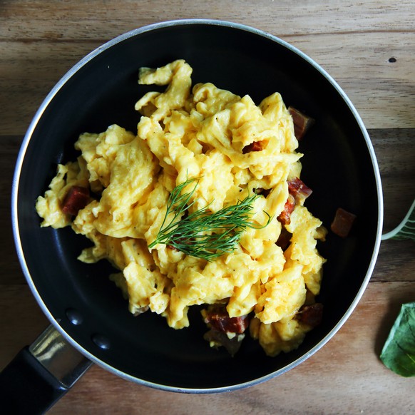 scrambled eggs rührei pfanne brot spinat zmorge morgenessen frühstücl