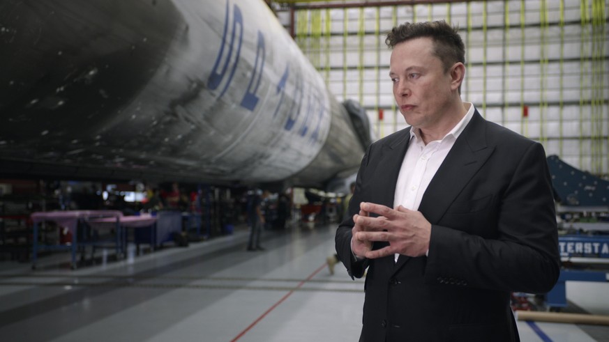 Elon Musk, dans la lune. 