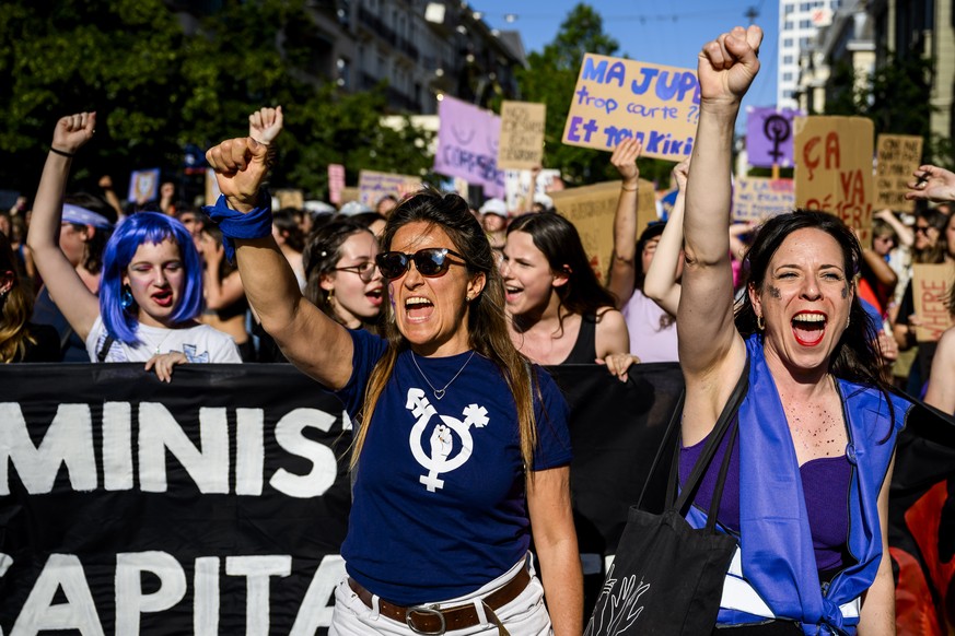 Des femmes manifestent pendant le grand cortege lors de la Greve feministe le mercredi 14 juin 2023 a Lausanne. (KEYSTONE/Jean-Christophe Bott)