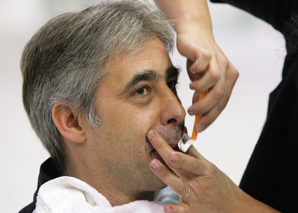 L&#039; arbitre biennois Reto Bertolotti se fait raser la moustache apres le defi d&#039;un supporter, lors de la 78e Spengler Cup, ce mardi 28 decembre 2004 a Davos. L&#039;arbitre a confesse ne s&#0 ...