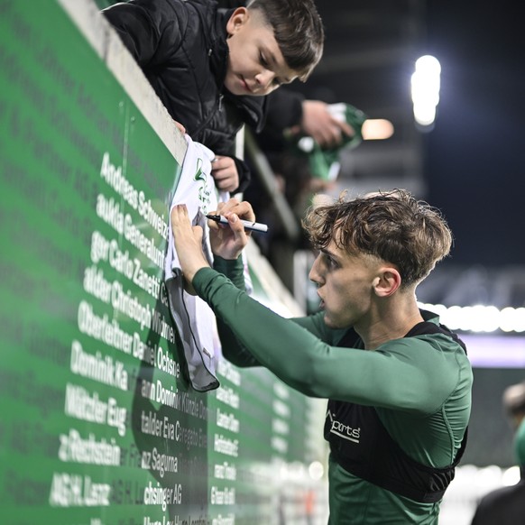 St. Gallens Corsin Konietzke gibt einem Fan ein Autogramm, nach Fussball Super League Spiel zwischen dem FC St. Gallen und dem Geneve Servette FC, am Mittwoch, 31. Januar 2024, im Kybunpark in St. Gal ...