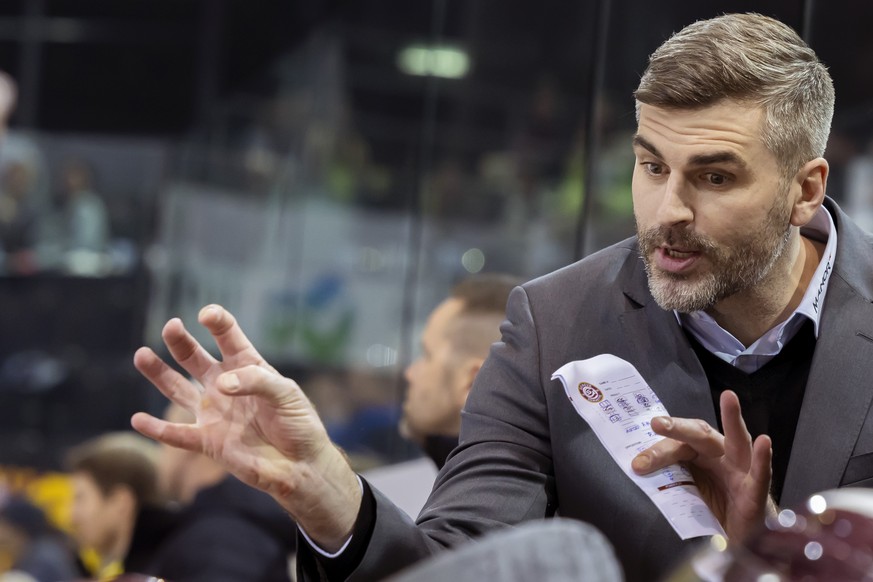 Geneve-Servette&#039;s Head coach Yorick Treille talks to his players, during a National League regular season game of the Swiss Championship between Geneve-Servette HC, GSHC, and HC Ambri-Piotta, HCA ...