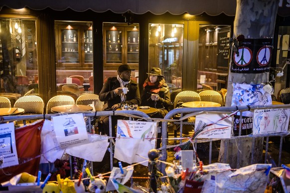 epa05053945 Customers sit outside the cafe during the reopening of the &#039;A la Bonne biere&#039; two weeks after the Paris terror attacks, in Paris, France, early 04 December 2015. &#039;A La Bonne ...