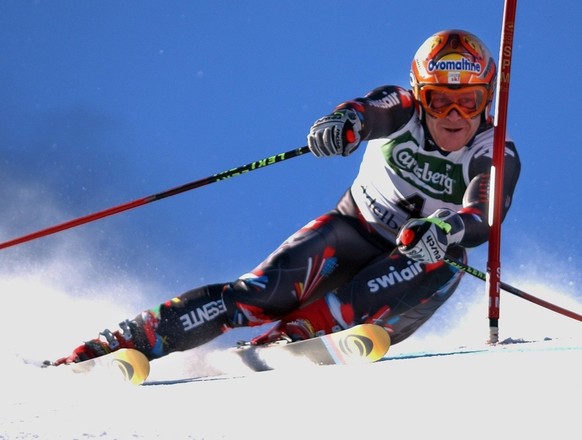 Swiss ski racer Didier Cuche clears a gate during the men&#039;s ski World Cup Giant Slalom, Saturday, January 5, 2002 in Adelboden, Switzerland. Cuche won at a total time of 2:23.99 minutes. (KEYSTON ...