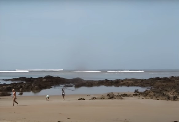 Une étrange ligne mousseuse se dessine à l'horizon.