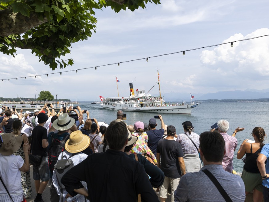 Plus de 8000 personnes ont suivi la parade navale depuis les quais de Nyon.