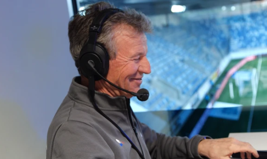 Avec sa voix légendaire, Patrick Rochat communique son enthousiasme et ses belles valeurs liées au football.