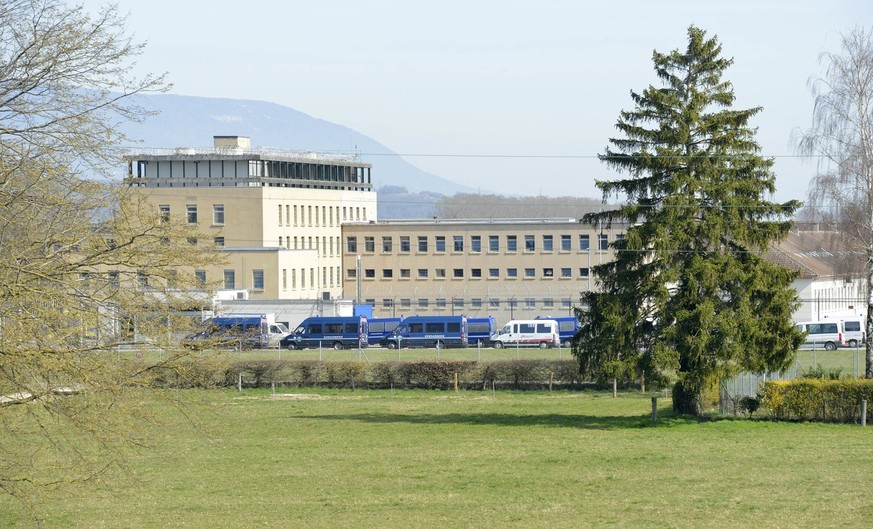 Des policiers bloquent l'acces a la prison de Bochuz lors d'une operation de securite de la police vaudoise ce mardi 18 mars 2014 aux Etablissements de la plaine de l'Orbe (EPO) a Orbe, ...