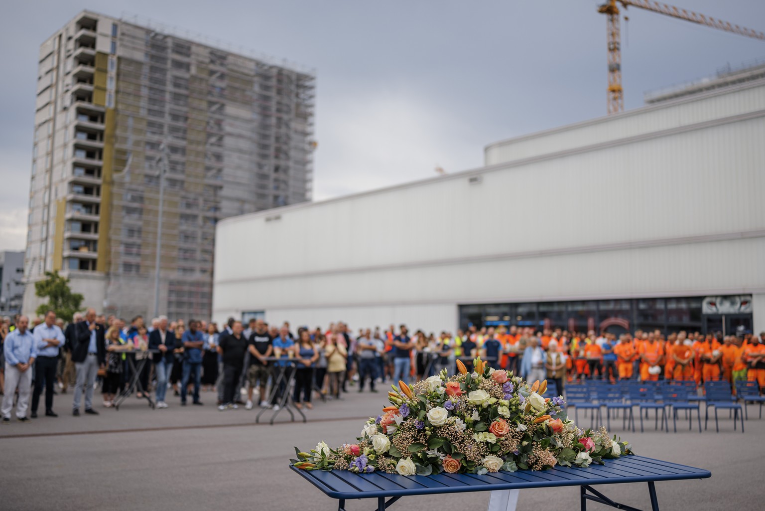 Des personnes se recueillent lors d&#039;une ceremonie en hommage aux victimes, trois jours apres l&#039;effondrement d&#039;un echafaudage de la tour en bois Malley Phare, le lundi 15 juillet 2024 a  ...