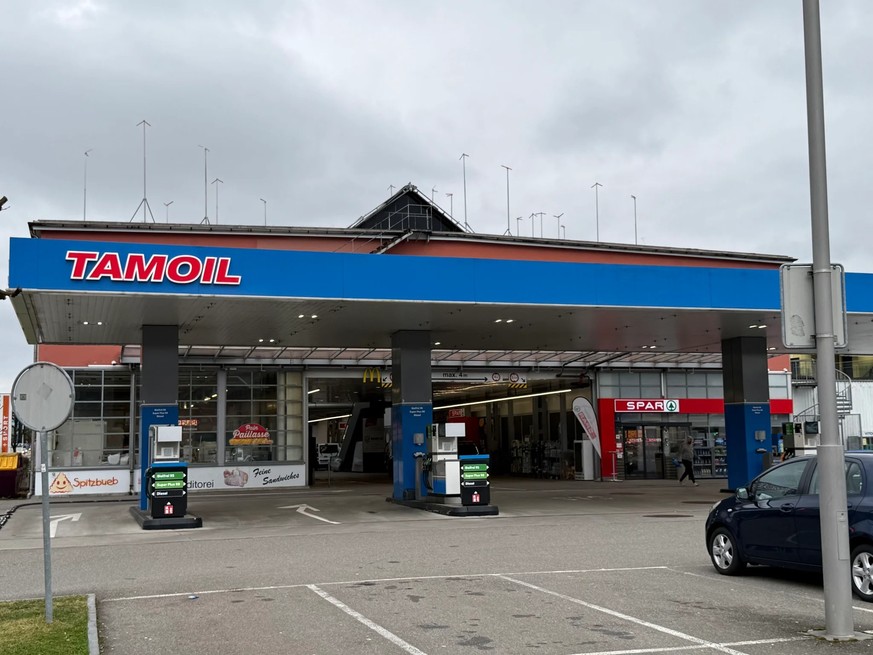 L'implantation des Wikkelhouses sur le toit de la Fabrikpassage est matérialisée par des gabarits de chantier.