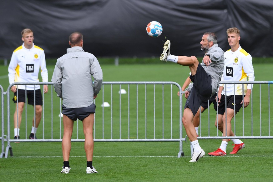 Il est également possible de jouer au football-tennis par-dessus des barrières, comme ici au Borussia Dortmund.