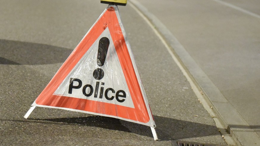 Un signe police bloque une route proche du lieu ou une fusillade a eclate ce mercredi 25 avril 2018 a Payerne, Vaud. Des coups de feu ont ete tires a Payerne mercredi soir. Une operation de police est ...