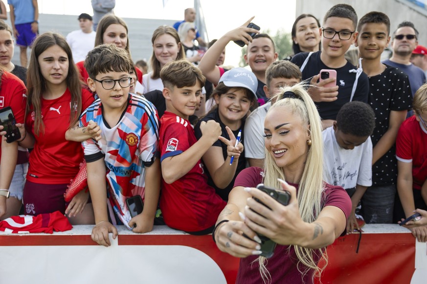 Fans freuen sich ueber Fotos und Autogramme von Alisha Lehmann waehrend einem oeffentlichen Training der Schweizer Frauen Fussball Nationalmannschaft, am Montag, 9. Juni 2025 im Stadion Bruehl in Gren ...