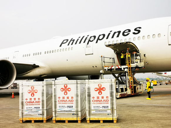 Dons de doses de vaccin de la Chine à l’aéroport international Ninoy Aquino de Manille en août 2021: le scepticisme était déjà semé par les Américains.