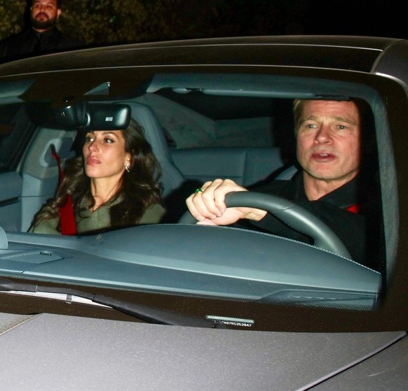 Inès de Ramon et Brad Pitt, qui ne délègue pas la conduite à un chauffeur, lui.Inès: Attention, à gaaauuuuche! Brad: J'ai vuuu!