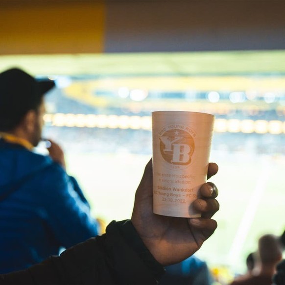 Un gobelet en bois au stade du Wankdorf, utilisé lors des matchs de Young Boys.