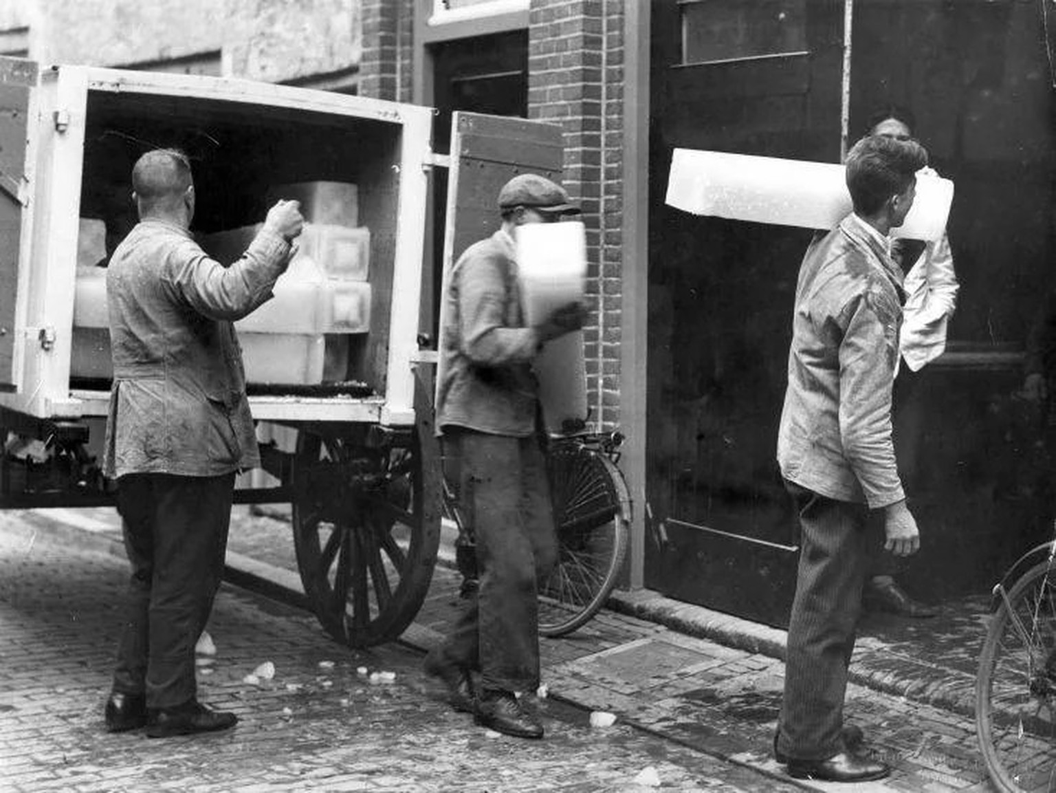 Livraison de blocs de glace aux particuliers et commerce abonnés.
https://commons.wikimedia.org/wiki/File:IJsdragers.jpg