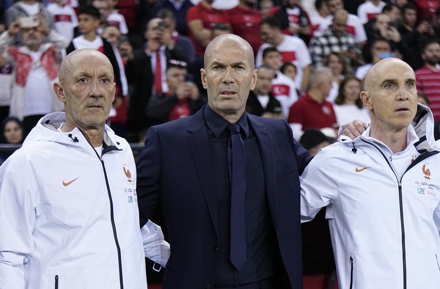 epa13263353 Head coach Zinedine Zidane (C) of France reacts prior to the UEFA Nations League soccer match between Turkey and France in Kocaeli, Turkey, 25 September 2026. EPA/STRINGER