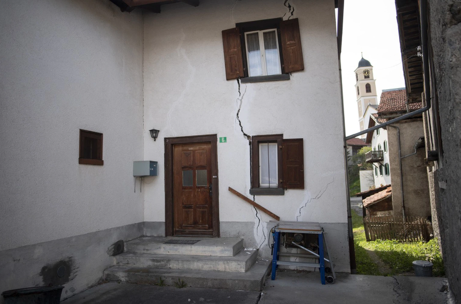 Eboulement à Brienz: maison fissurée