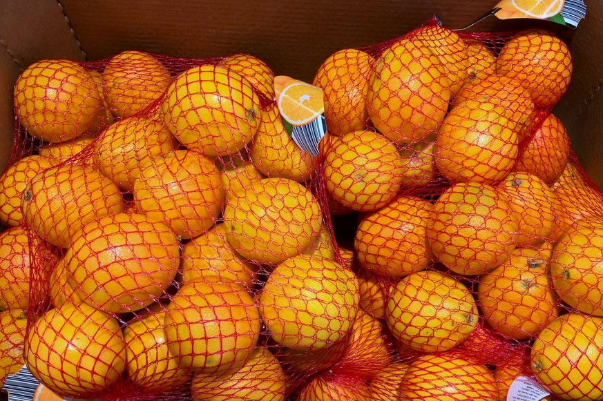 Obst - Abteilung im Supermarkt. Orange bzw Orangen im Netz *** Fruit department in the supermarket Orange or oranges on the net