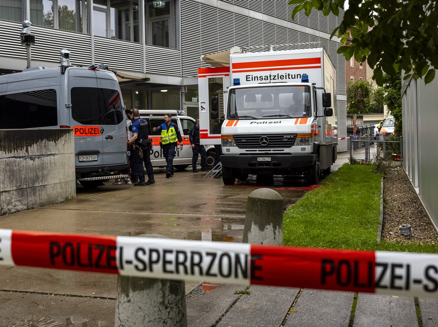 Einsatzkraefte der Polizei bei einem Einsatz in einem Quartier, nahe Berninaplatz in Zuerich Oerlikon, am Dienstag, 1. Oktober 2024.(KEYSTONE/Michael Buholzer)