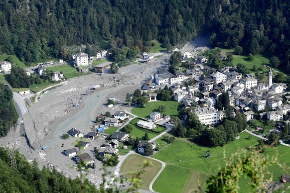 Le village de Bondo, dans le canton du Valais, à moitié enseveli après la catastrophe.