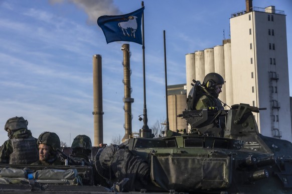 Schweden, Soldaten in mit Panzern auf der Insel Gotland Armoured combat vehicles and soldiers from the Gotland Regiment patrol the harbour and airport on the island of Gotland, Sweden, on 16 January,  ...