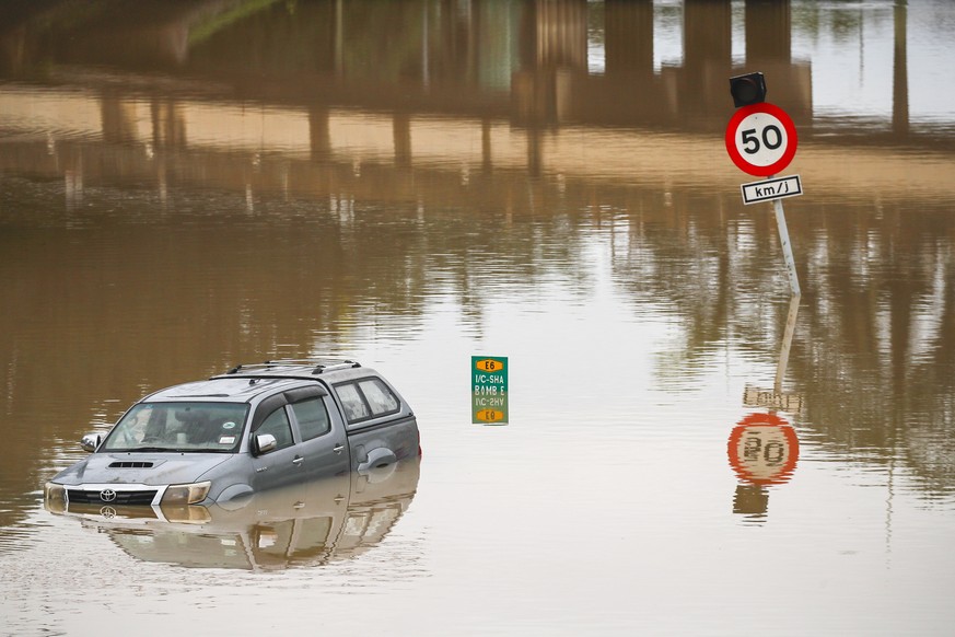 epa09649320 A vehicle stuck in the middle of a flooded highway in Shah Alam, Selangor state, outside Kuala Lumpur, Malaysia, 19 December 2021. More than 21,000 people were evacuated as floods hit seve ...