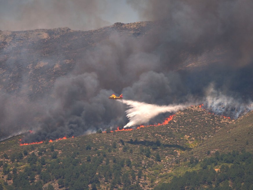 Un bombardier largue de l'eau sur un incendie de forêt près de La Adrada, dans la province d'Ávila en Espagne vendredi.
