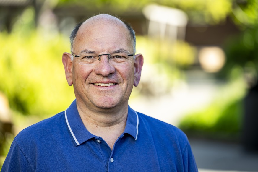 Olivier Riesen, (PLR), candidat a la syndicature de la ville de Nyon pose a l'occasion des elections communales vaudoises le samedi 25 avril 2026 a Nyon. (KEYSTONE/Jean-Christophe Bott)