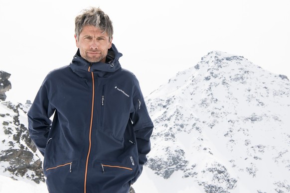 Nicolas Hale-Woods, manager du Freeride World Tour, prend la pose en face du &quot;Bec des Rosses&quot; lors d&#039;un point presse un jour avant la derniere etape du Freeride World Tour, l&#039;Xtrem ...