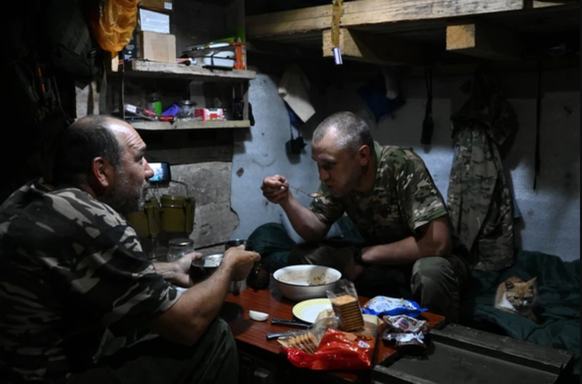 Des soldats russes donnent un aperçu effrayant de la vie brutale au front en Ukraine: entre multiples blessures, mauvais traitements, manque de nourriture et de munitions.