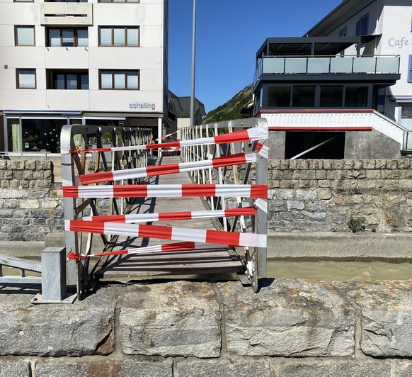 Un pont condamné en prévision d&#039;un éventuel débordement de la rivière Lonza.
