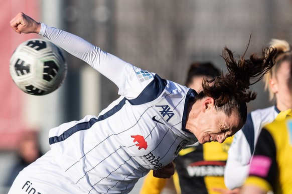 Die Zuercherin Fabienne Humm beim Kopfball im Fussball Meisterschaftsspiel der Women�s Super League zwischen dem BSC YB-Frauen und dem FC Zuerich Frauen, am Samstag, 12. Februar 2022, im Sportpark Wyl ...