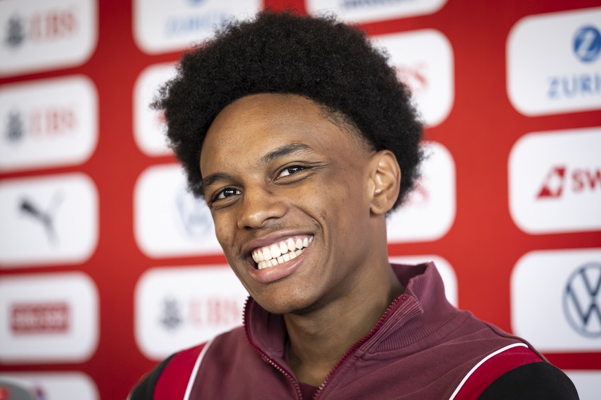 Der neue Spieler der Schweizer Fussballnationalmannschaft Alvyn Sanches, spricht waehrend einer Medienkonferenz, am Dienstag, 18. Maerz 2025, in The Campus, in Almancil, Portugal. Die Schweizer Fussba ...