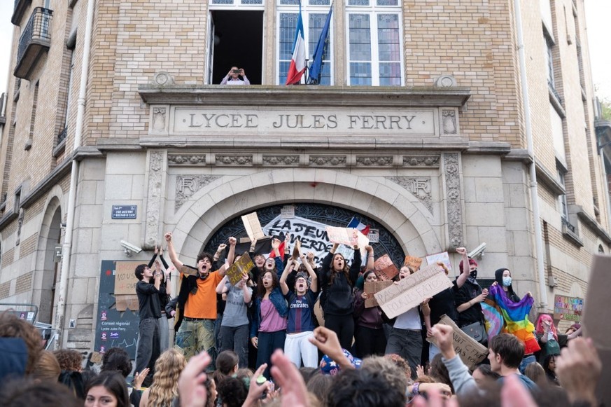 France, Paris, 2026/10/01. Jules Ferry Middle and High School in the 9th arrondissement of Paris. Students blocking the entrance and chanting anti-government slogans while a teacher films the students ...