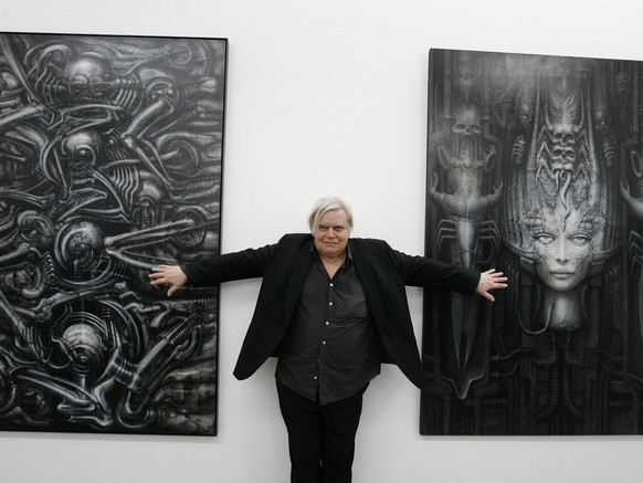 ARCHIV --- Der Churer Kuenstler H.R. Giger posiert am Freitag, 29. Juni 2007, im Buendner Kunstmuseum in Chur vor zwei seiner Bilder aus dem Jahre 1976 und 1974. &amp;quot;H.R. Giger - Das Schaffen vo ...