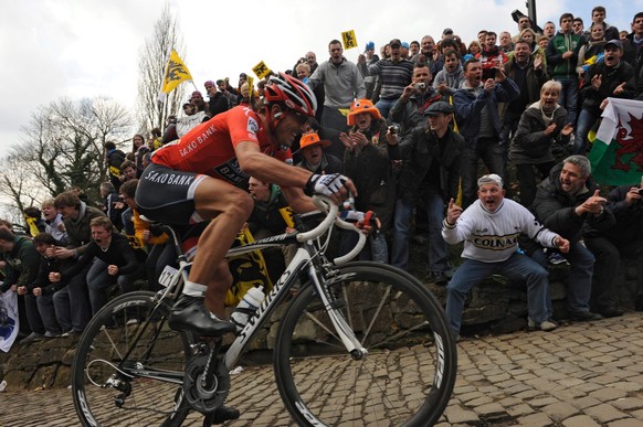 epa02103953 Team Saxo Bank Swiss Fabian Cancellara in action on the famous hill &#039;Kapelmuur&#039; better known as &#039;Muur van Geraardsbergen&#039; (Mur de Grammont), during the 94th edition of  ...