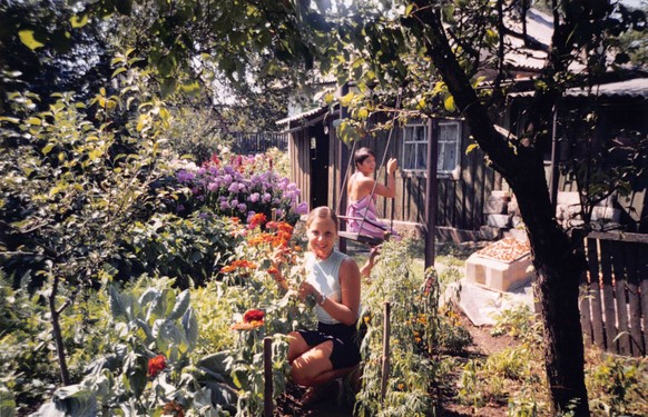 Eugenia Senik und ihre Schwester im Garten