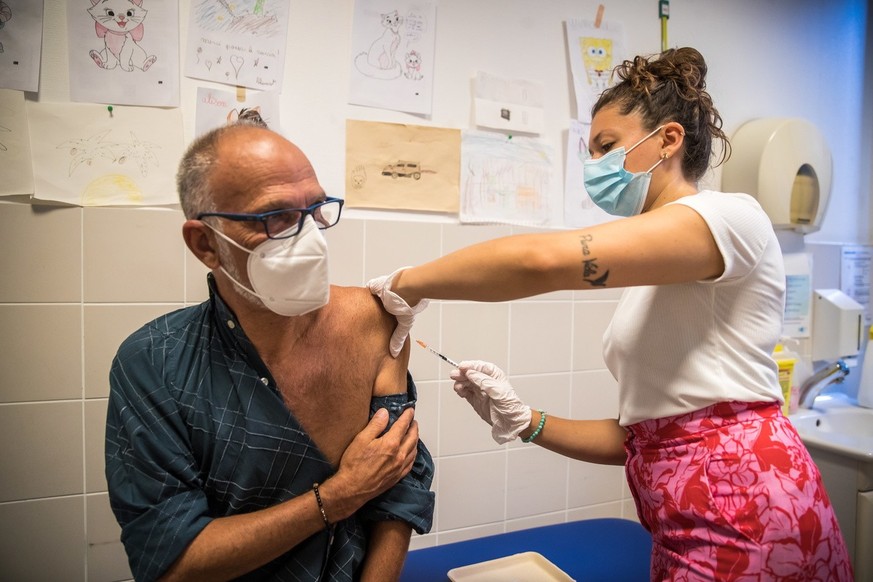 Un homme reçoit une dose de vaccin contre la variole du singe au centre de vaccination municipal Edison à Paris, en France, le 01 août 2022.
