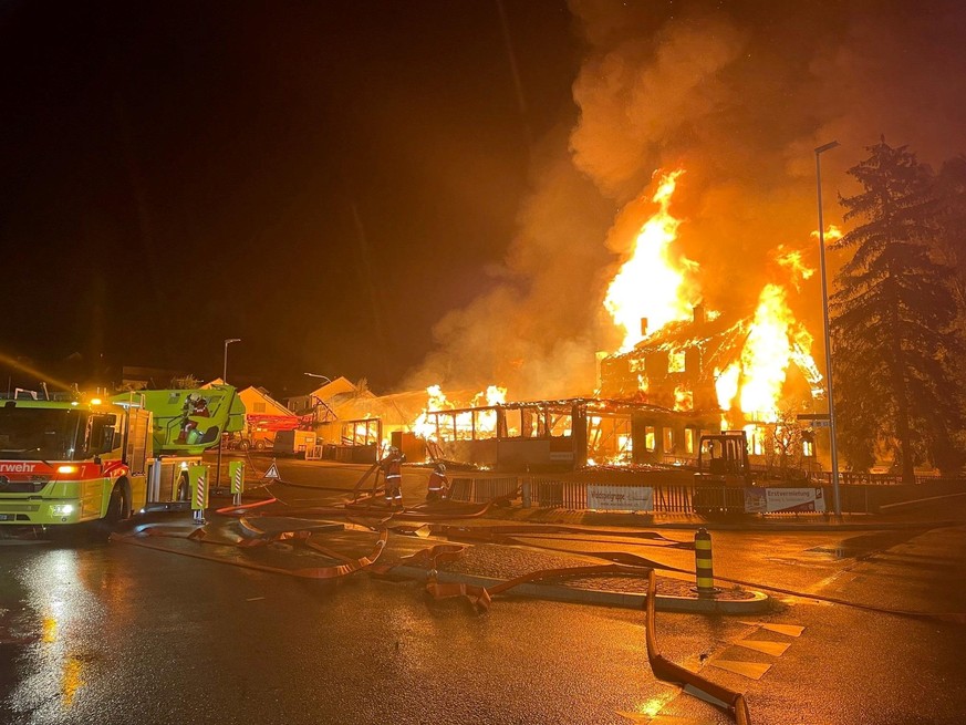 HANDOUT --- Kurz nach Mitternacht ging bei der Einsatzzentrale von Schutz &amp; Rettung Zuerich die Meldung ein, dass in einer Schreinerei in Oberweningen ein Brand ausgebrochen sei. Kurz nach dem Ein ...