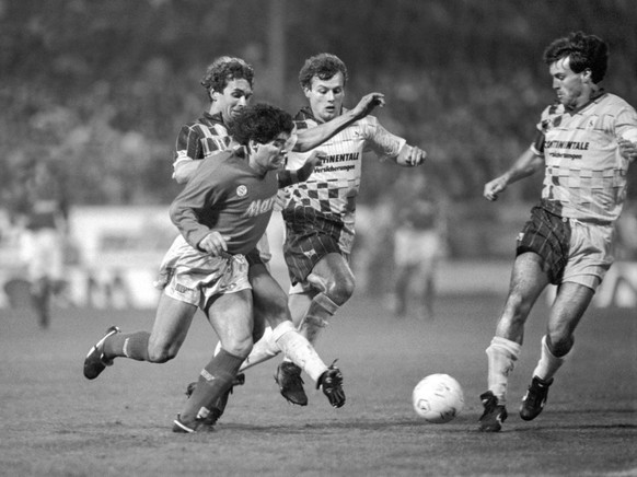 Peter Schepull (au centre) tente de s'interposer devant Diego Maradona lors de la confrontation en Coupe de l'UEFA entre Wettingen et Naples le 17 octobre 1989.