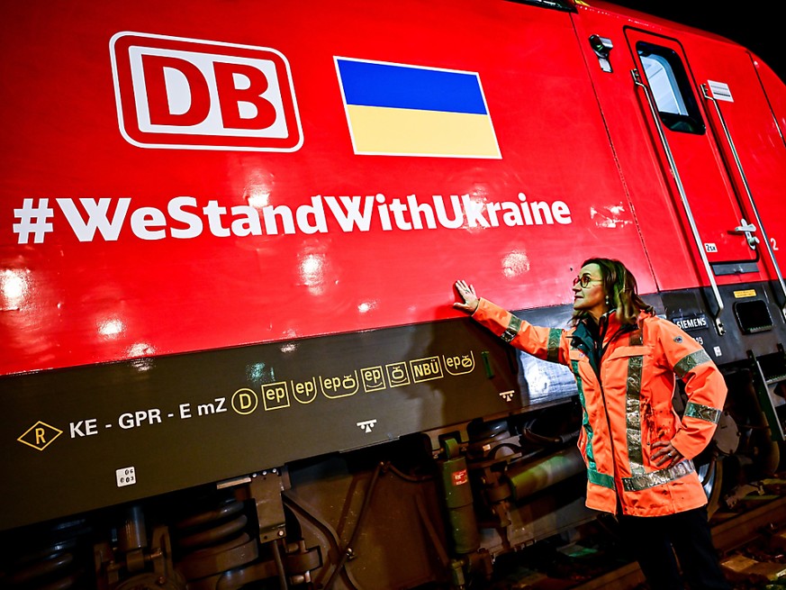 Une locomotive de la Deutsche Bahn arborant un drapeau ukrainien dans la gare de triage de Seddin, au Brandebourg, s'apprête à acheminer un train de conteneurs de marchandises de première nécessi ...