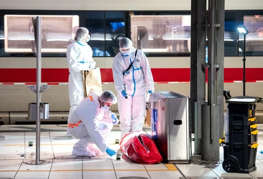epaselect epa12129524 Forensic experts inspect the scene at the central station in Hamburg, Germany, 23 May 2025, following a knife attack at the station that left several people wounded, some critica ...
