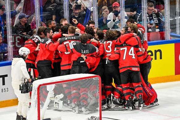 epa10661075 Players of team Canada celebrate winning the gold medal game between Canada and Germany at the IIHF Ice Hockey World Championship 2023 in Tampere, Finland, 28 May 2023. EPA/KIMMO BRANDT