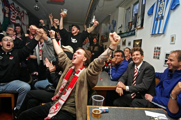 FC Winterthur Fans feiern ihren 4:2 Sieg mit Trainer Mathias Walter, 2. von rechts, U21 Trainer Dario Zuffi, ganz rechts, und Chef Ausbildung Boro Kuzmanowic, in der Libero Bar, nach dem Fussball Cups ...