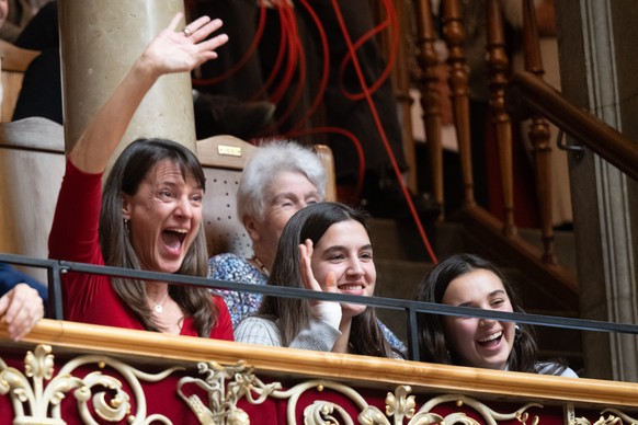 Tracy Jans-Glass, Ehefrau, Zoe und Mia, winken ihrem neu gewaehlte Bundesrat Beat Jans, SP-BS, zu an den Gesamterneuerungswahlen des Bundesrates durch die Vereinigte Bundesversammlung, am Mittwoch, 13 ...