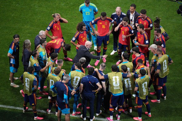 Spain head coach Luis de la Fuente talks with players during a hydration break in the World Cup Group H soccer match between Spain and Cape Verde in Atlanta, Monday, June 15, 2026. (AP Photo/Jacob Kup ...